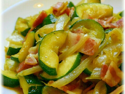 ズッキーニと玉ねぎとベーコンの炒め物